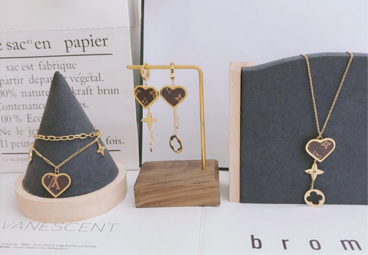 L Vee jewelry set w box